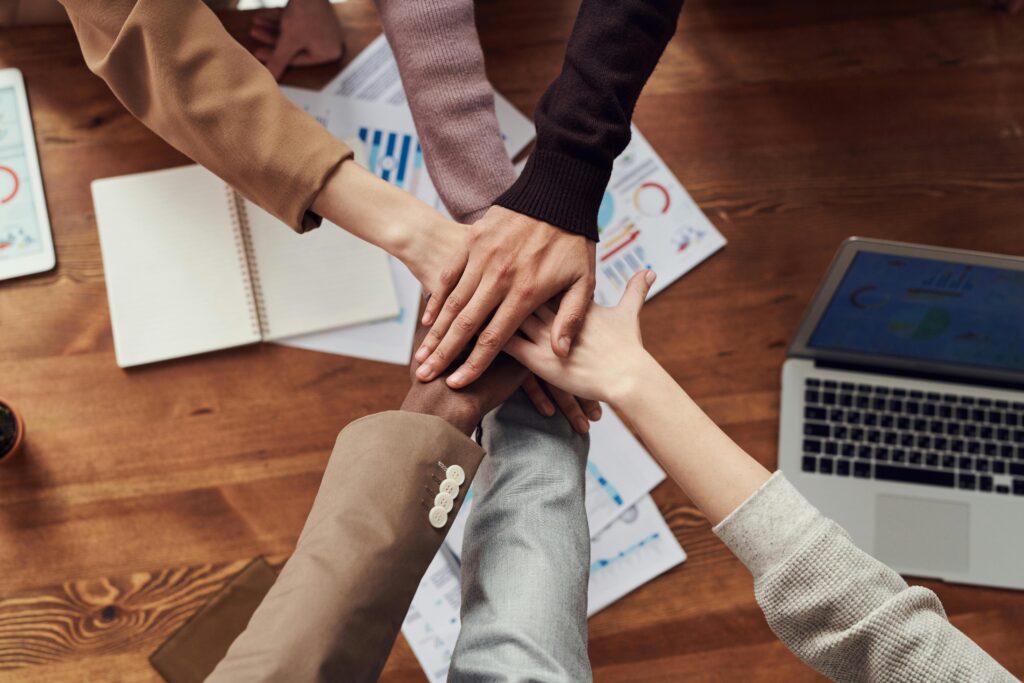 empleados unidos y felices
