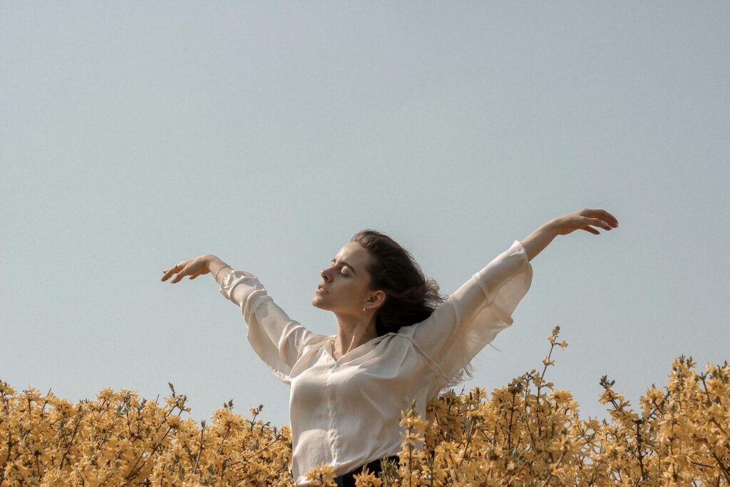 mujer relajándose en un paseo por el campo para mejorar su salud mental