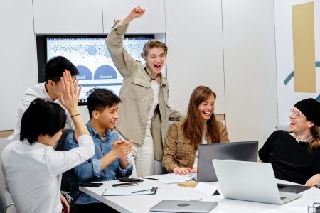 empleados-empresa-feliz trabajadores de una empresa reunidos y felices